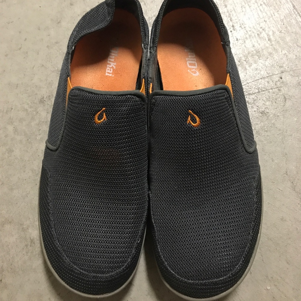 Like New most comfy Men’s Olukai shoes dark grey